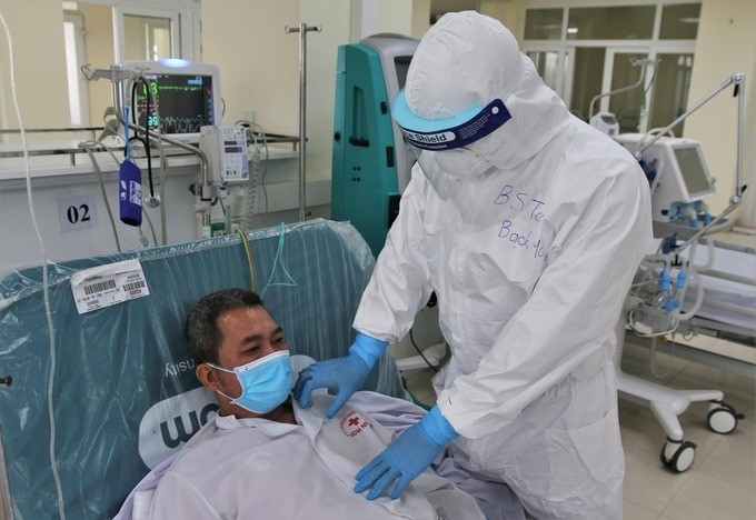 Bác sĩ Bệnh viện Bạch Mai chi viện Hải Dương, đang điều trị bệnh nhân Covid-19 tại bệnh viện dã chiến. Ảnh: Bộ Y tế.
