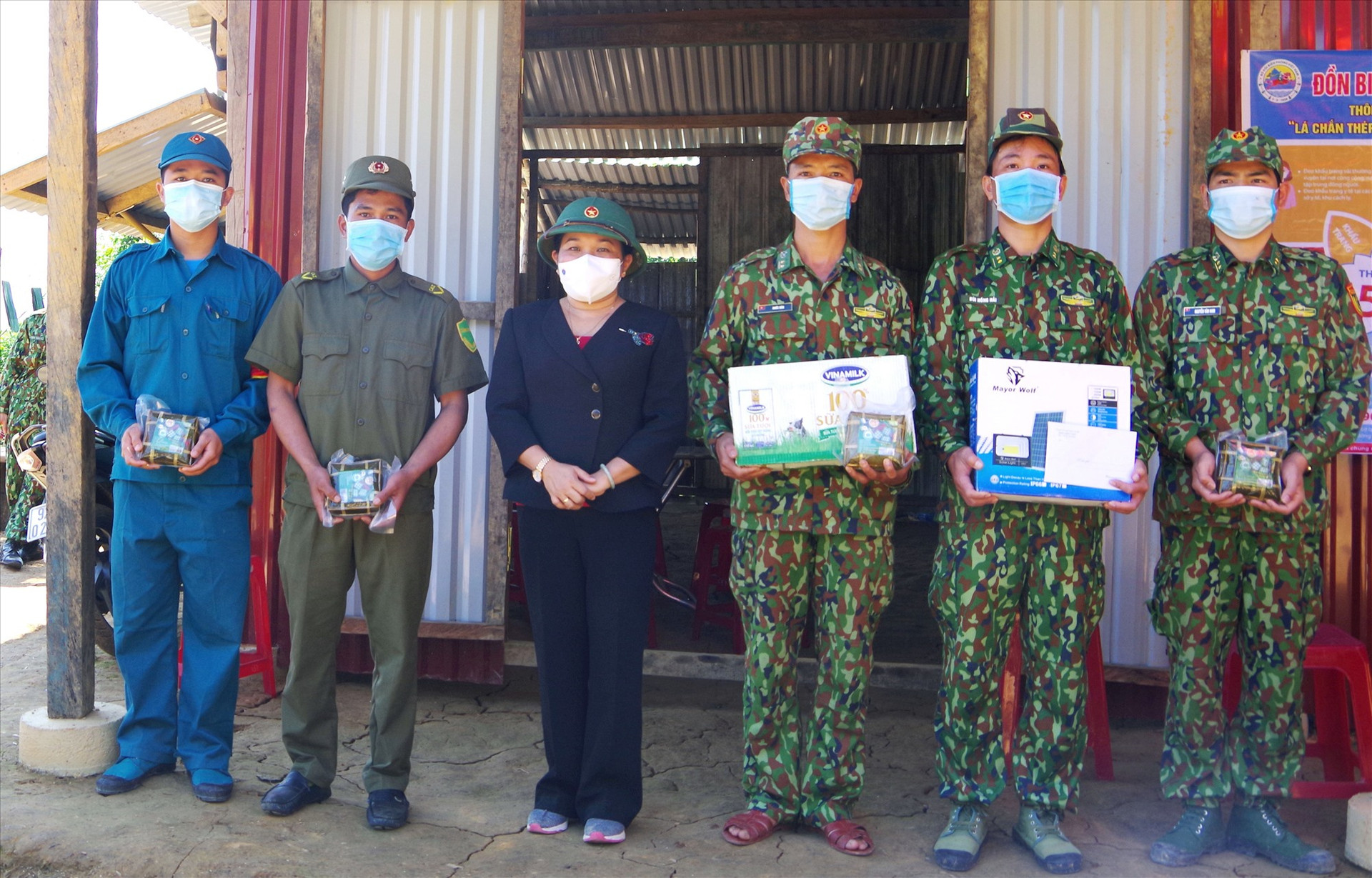Trưởng ban Dân vận Tỉnh ủy Huỳnh Thị Thùy Dung tặng quà chốt Biên phòng Đồn La Êê