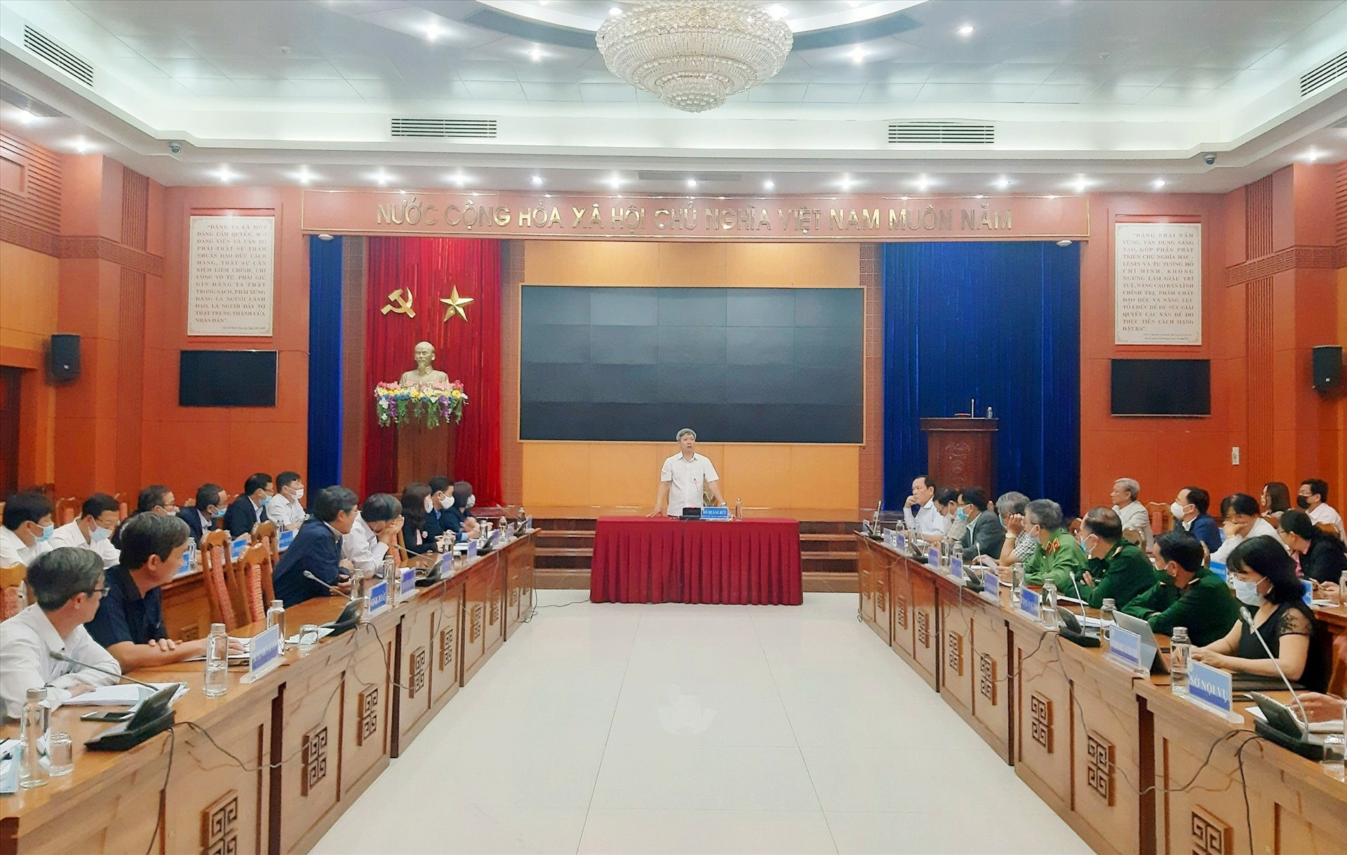 Phó Chủ tịch UBND tỉnh Hồ Quang Bửu cùng lãnh đạo các ngành, đơn vị liên quan làm việc với huyện Duy Xuyên vào sáng nay 25.2. Ảnh: VĂN SỰ