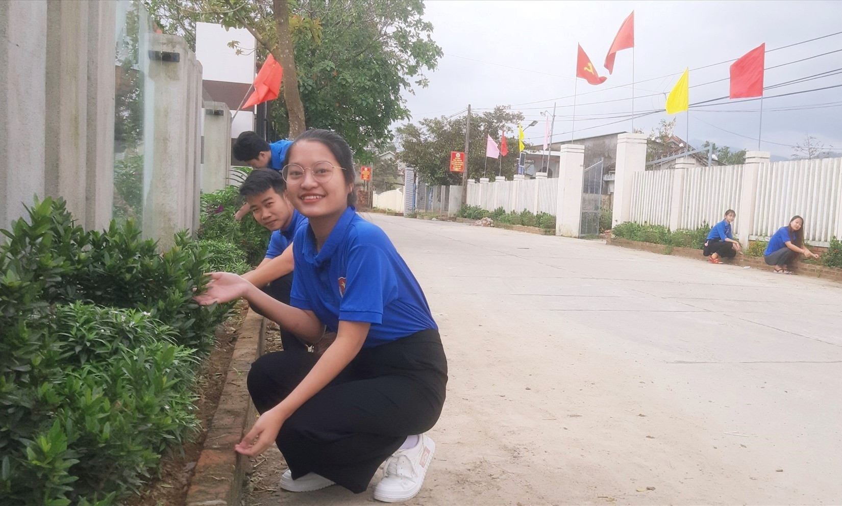 Đoàn viên thanh niên huyện Duy Xuyên chăm sóc đường hoa ở các khu dân cư. Ảnh: VĂN SỰ
