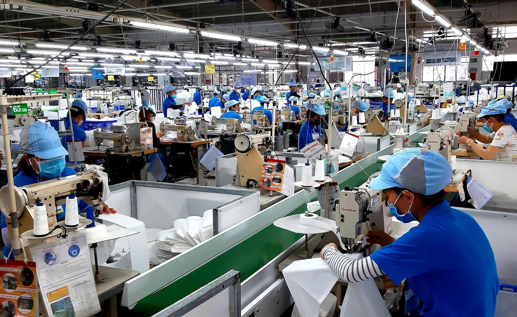 Nhờ nỗ lực thu hút doanh nghiệp vào đầu tư, nhiều lao động nông thôn ở Duy Xuyên có công ăn việc làm ổn định. Ảnh: VĂN SỰ