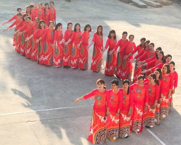 Phụ nữ tham gia đồng diễn áo dài, hưởng ứng Tuần lễ áo dài năm 2020. Ảnh: hoilhpn.org.vn