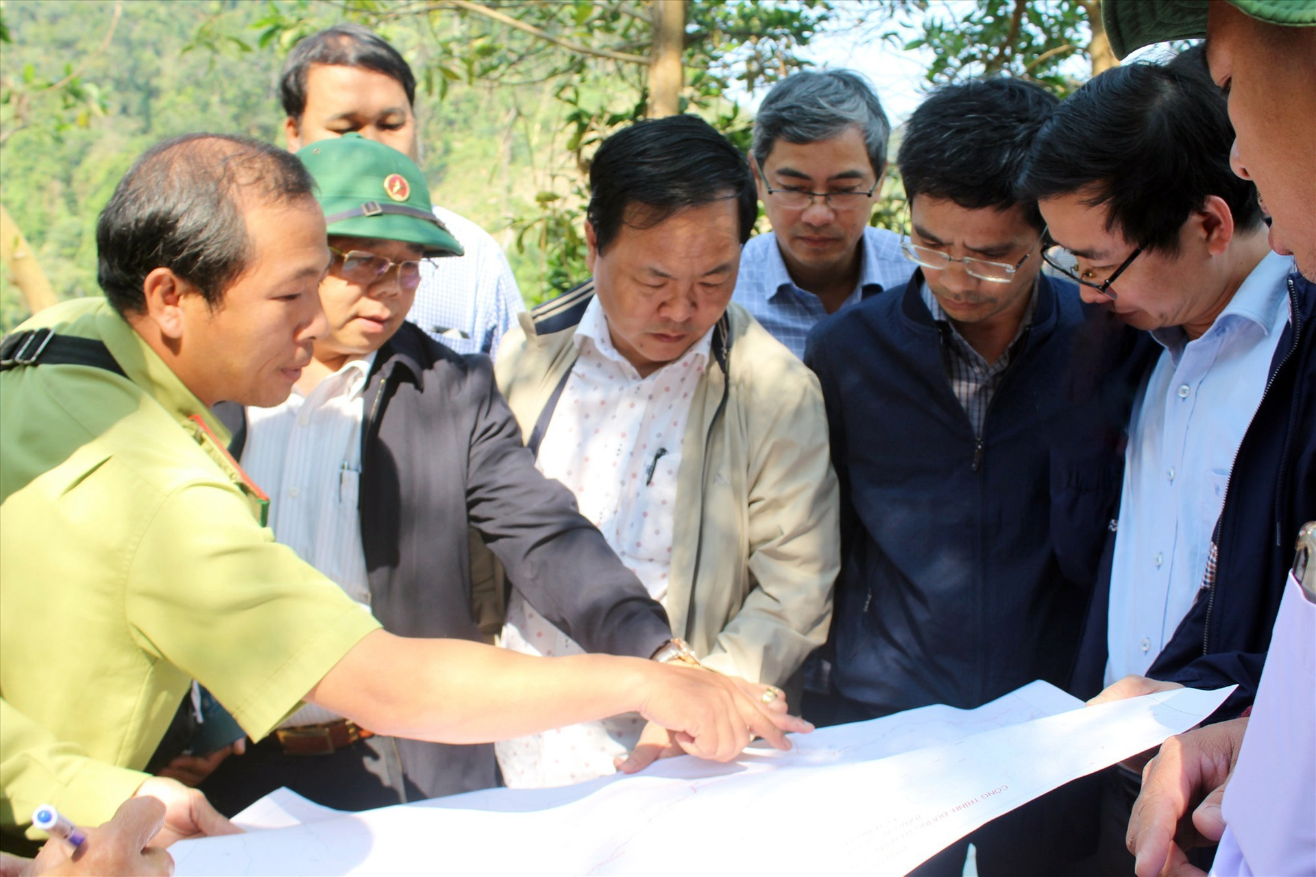 Phó Chủ tịch UBND tỉnh Nguyễn Hồng Quang (ở chính giữa áo khoác vàng) kiểm tra tuyến đường trên bản đồ.