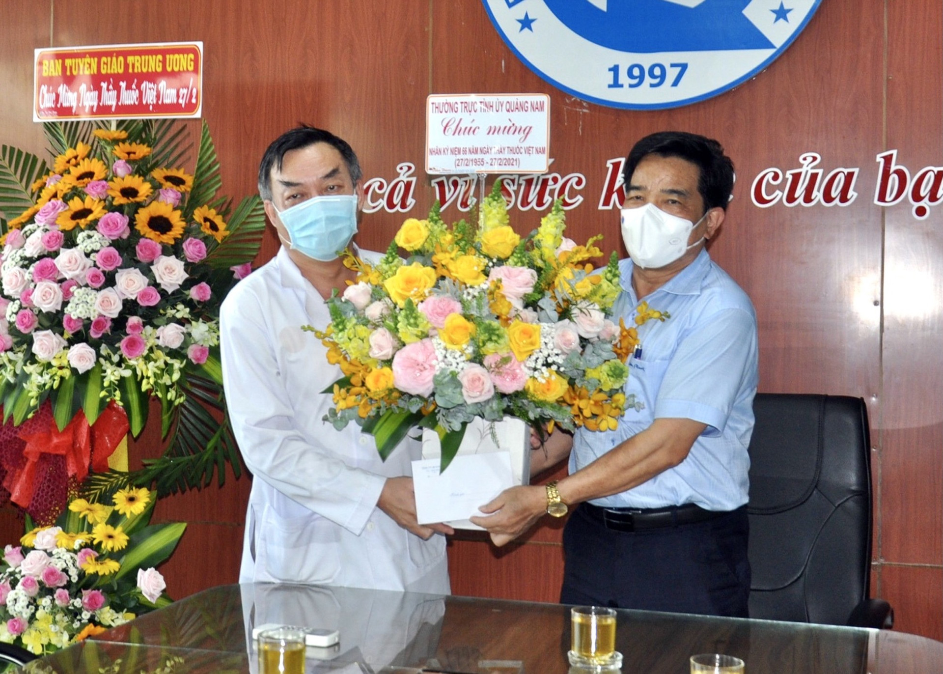 Phó Bí thư thường trực Tỉnh ủy tặng hoa chúc mừng Bệnh viện Đa khoa tỉnh. Ảnh: X.H