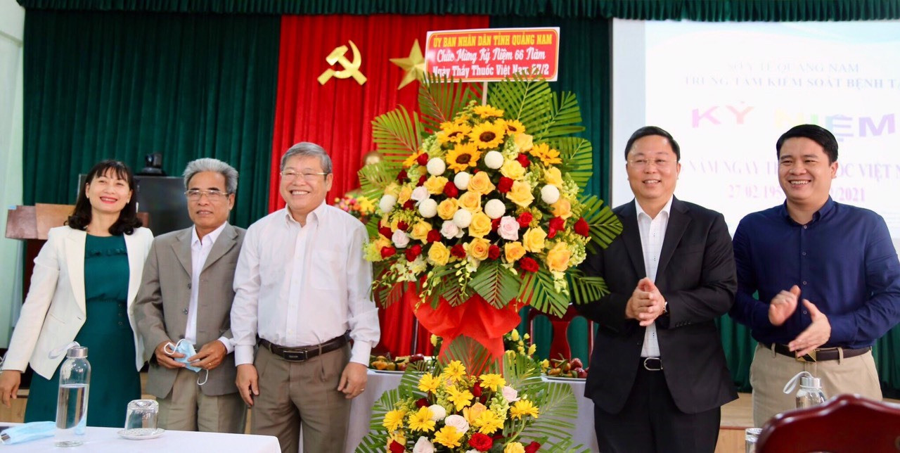 Lãnh đạo tỉnh đến thăm CDC Quảng Nam. Ảnh: M.T