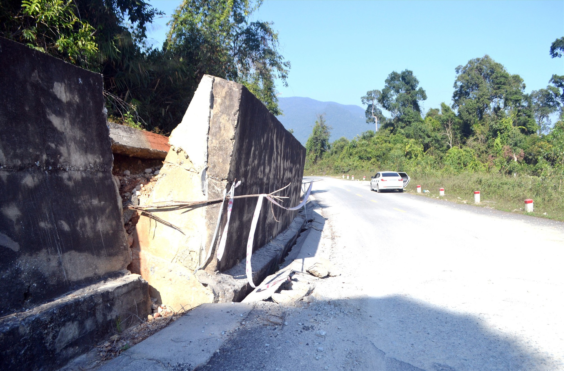 Nền đường Hồ Chí Minh, đoạn km474+050 qua huyện Nam Giang sụt lún kéo theo tường chắn taluy dương bị ngã. Ảnh: CÔNG TÚ