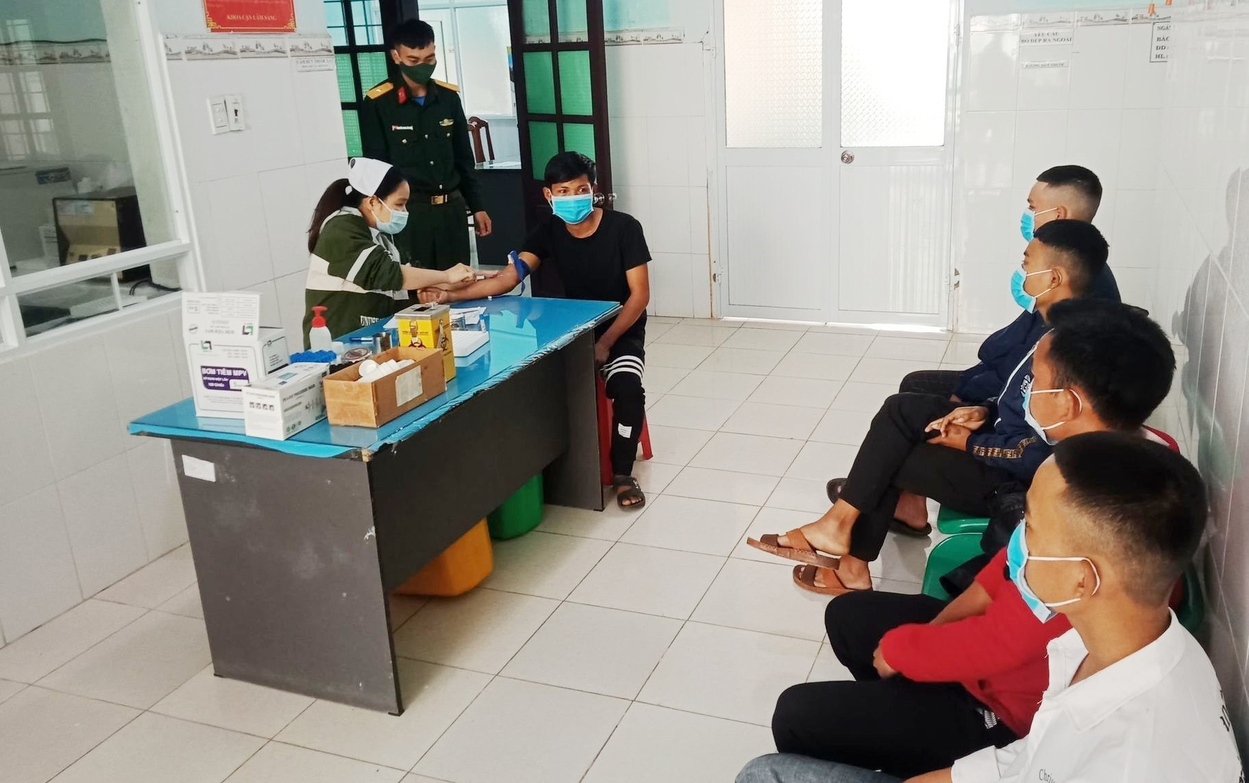 Thanh niên huyện Tây Giang thuộc diện thực hiện NVQS được khám và xét nghiệm HIV, ma túy trước khi lên đường nhập ngũ.
