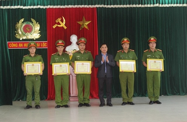 Lãnh đạo huyện Đại Lộc khen thưởng các cá nhân có thành tích xuất sắc trong công tác đấu tranh trấn áp tội phạm. Ảnh: DUY NHAN