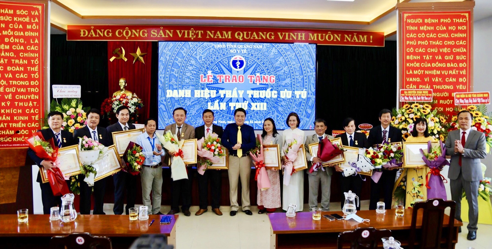 Phó Chủ tịch UBND tỉnh Trần Văn Tân thừa ủy quyền Chủ tịch nước trao tặng danh hiệu Thầy thuốc ưu tú cho 11 cá nhân.