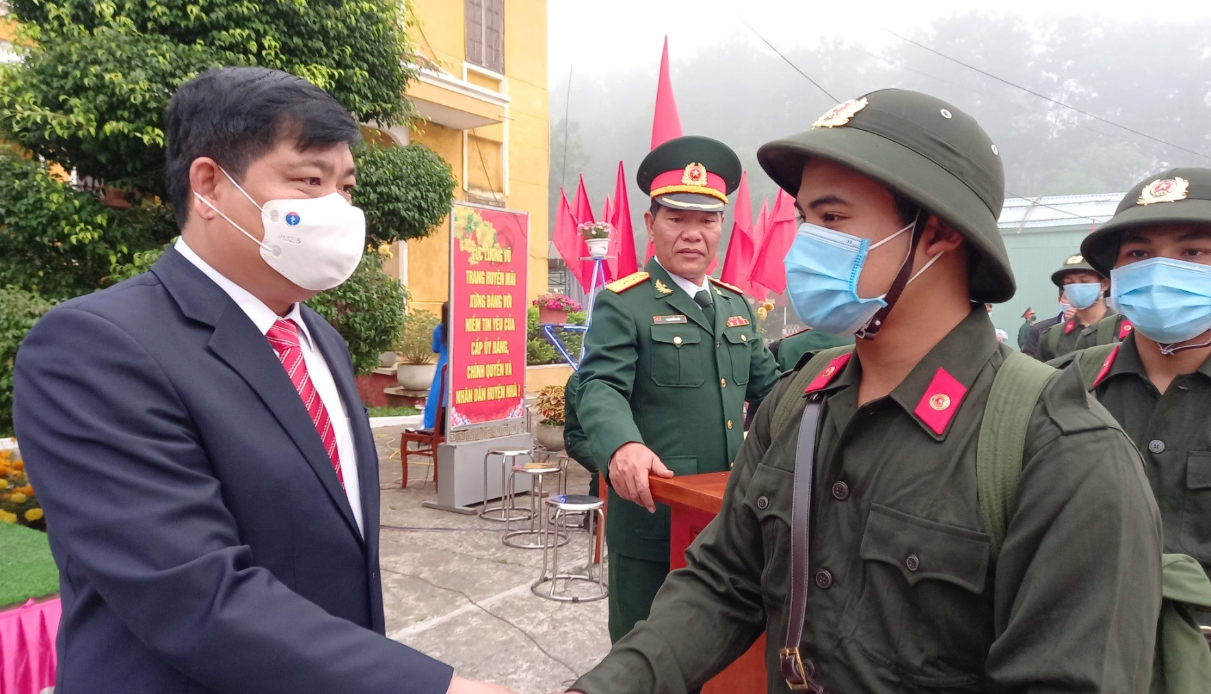 Ông Nguyễn Mạnh Hà, UVBTV, Trưởng Ban nội chính Tỉnh ủy bắt tay động viên các tân binh