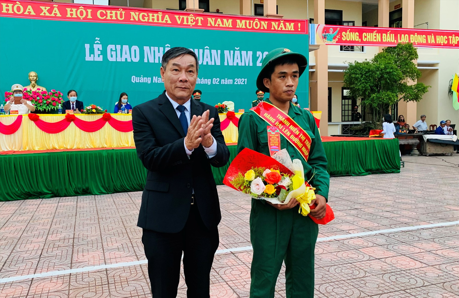 Ông Nguyễn Công Dũng – Bí thư Huyện ủy Duy Xuyên tặng hoa chúc mừng các tân binh. Ảnh: