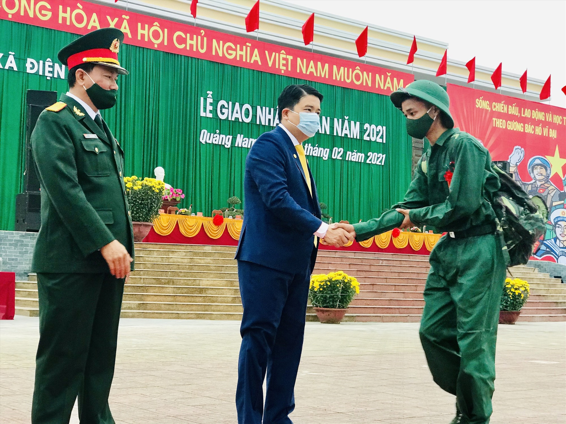 Phó Chủ tịch UBND tỉnh Trần Văn Tân bắt tay động viên tân binh lên đường nhập ngũ. Ảnh: Q.T