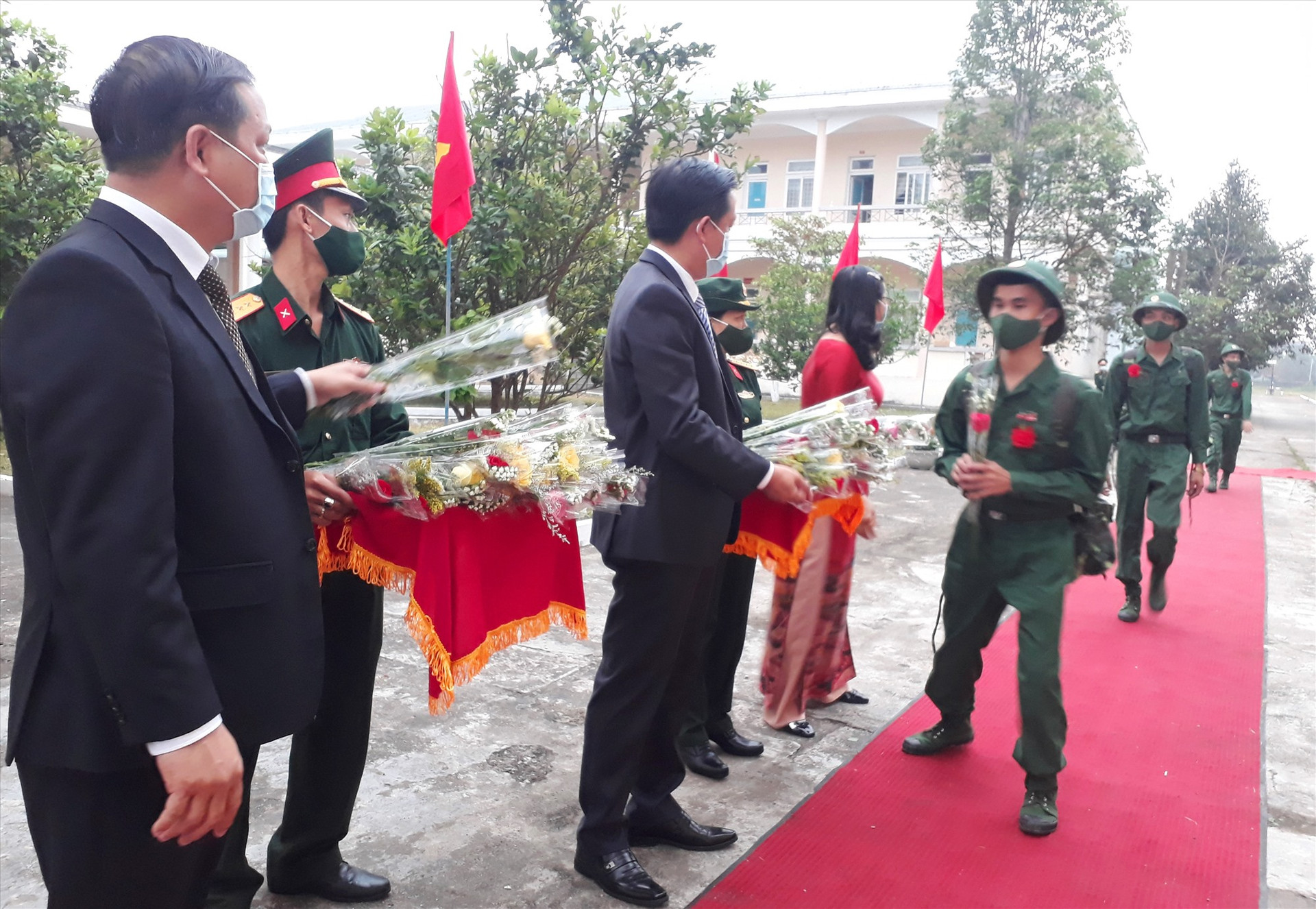 Lãnh đạo huyện Quế Sơn tặng hoa chúc mừng các tân binh. Ảnh: T.L