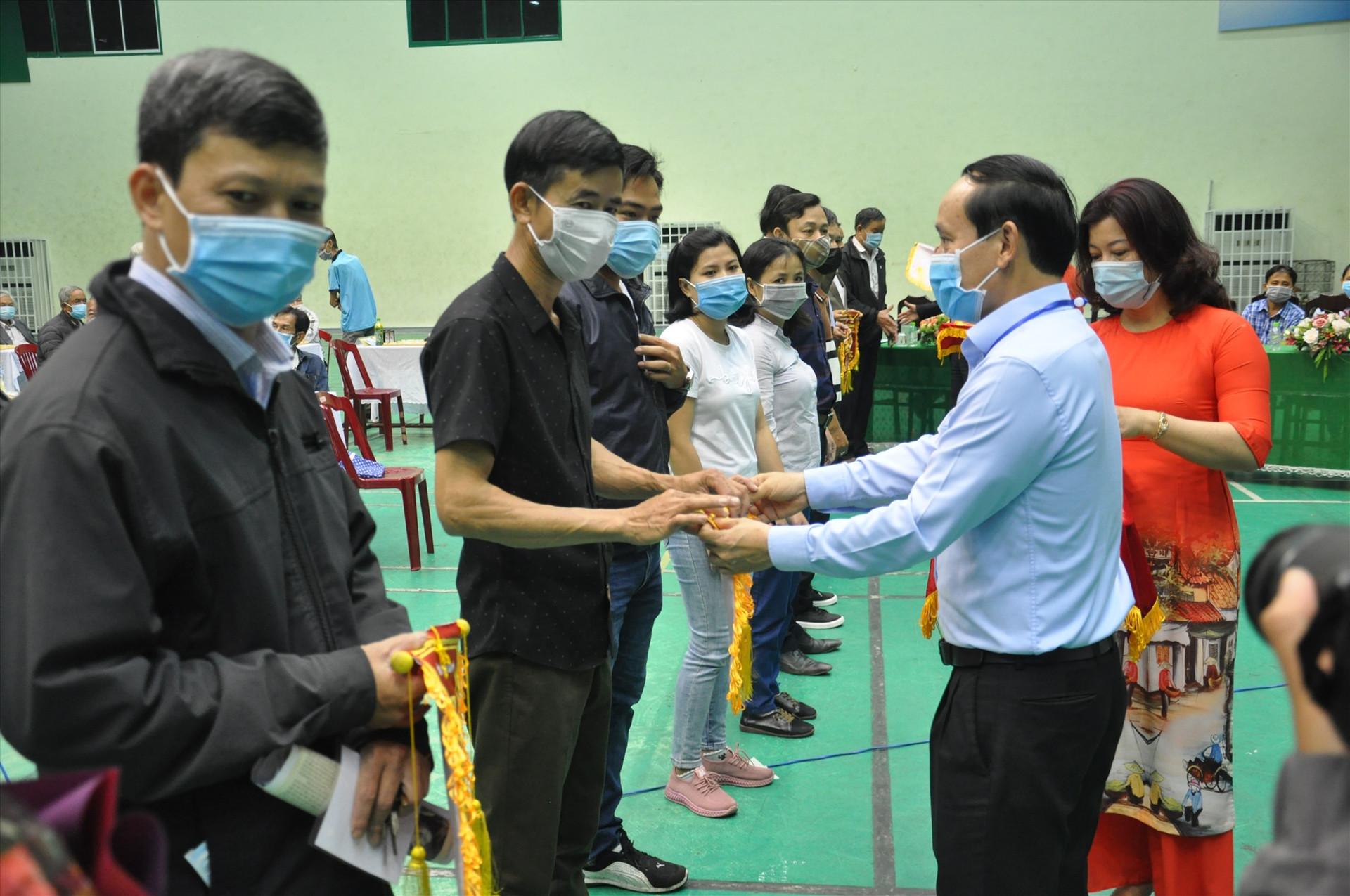 Ông Phạm Quốc Hùng-Chủ tịch HĐQT Công ty Tân Nghĩa Sơn, nhà tài trợ giải đấu tặng cờ lưu niệm và động viên các kỳ thủ.