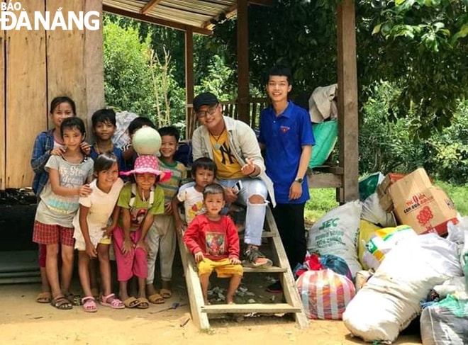Nguyễn Văn Thắng (bìa phải) trong một hoạt động trao quà cho trẻ em ở vùng cao Quảng Nam. Ảnh: U.M