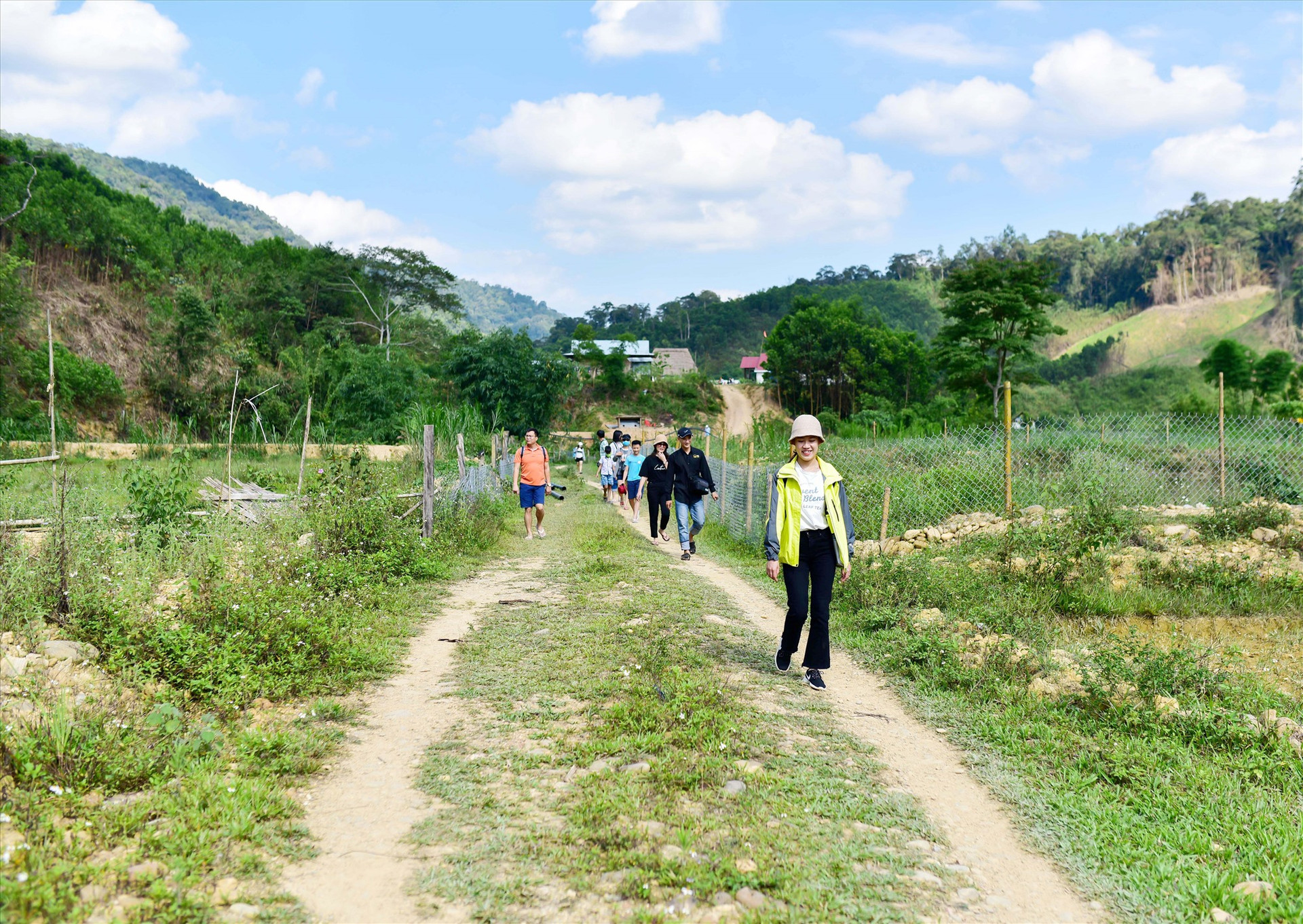 Hầu hết điểm du lịch cộng đồng ở vùng cao Quảng Nam đã hình thành được hợp tác xã, tổ hợp tác để chia sẻ hài hòa lợi ích, tạo sự đồng bộ trong việc phát triển du lịch. Ảnh: Q.T