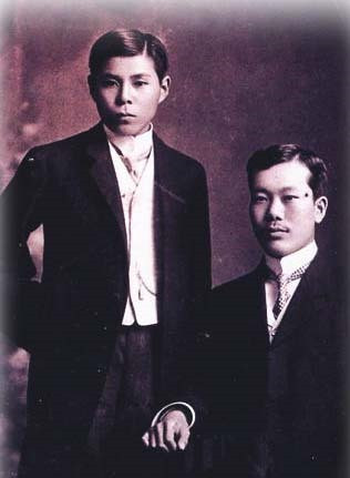 Kỷ ngoại hầu Cường Để (trái) và Phan Bội Châu tại Nhật Bản. Ảnh: Tư liệu