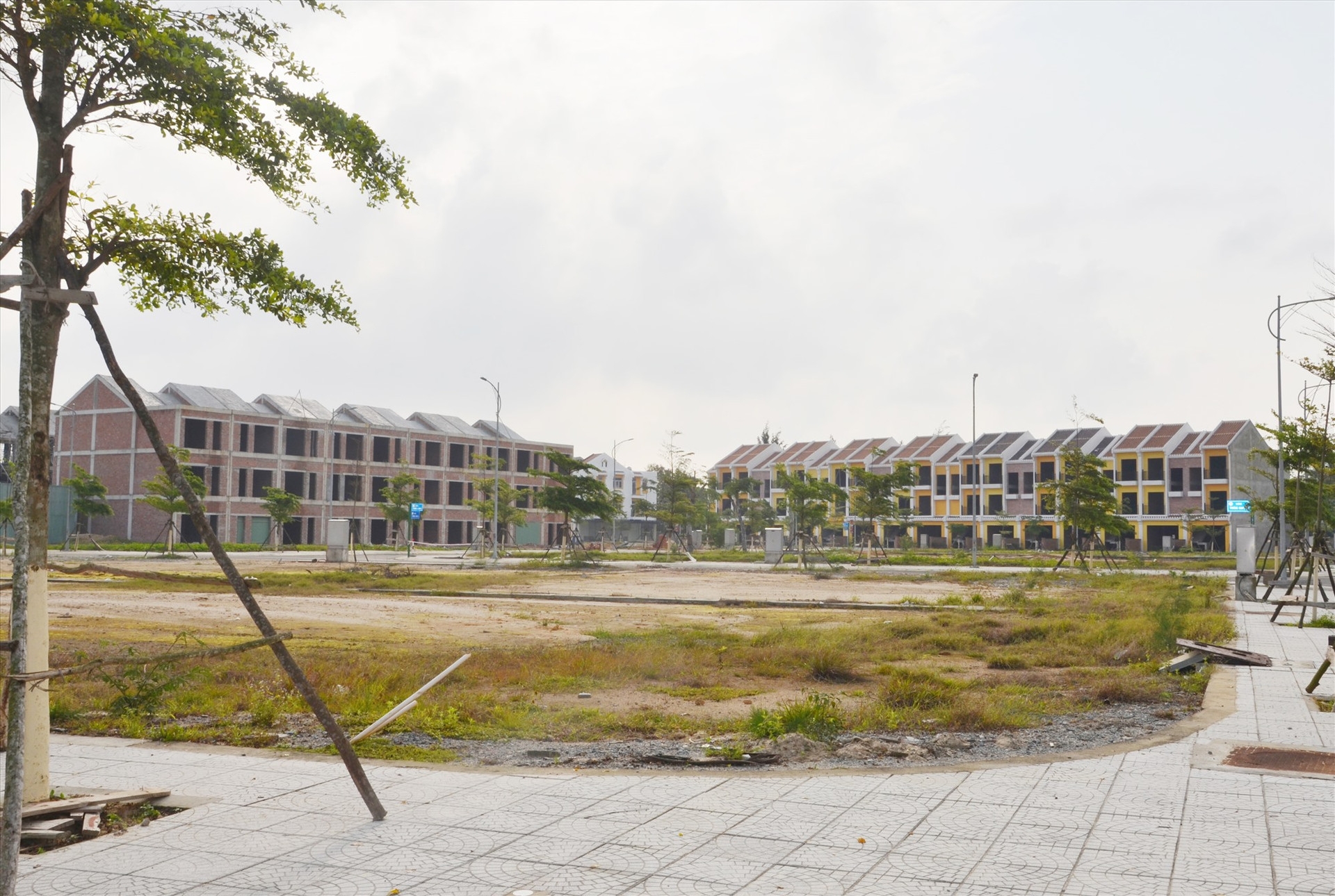 Một dự án kinh doanh nhà ở tại Khu nghỉ dưỡng Nam Hội An, nằm dọc ven sông Trường Giang trong giai đoạn sắp hoàn thiện. Ảnh: H.P