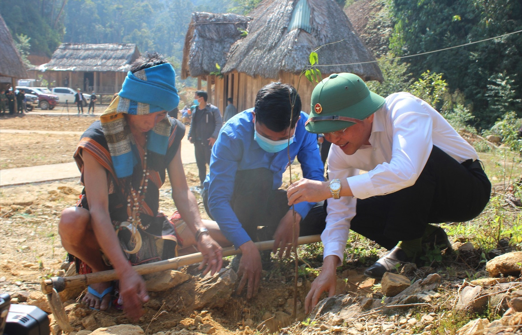 Chủ tịch UBND huyện Nguyễn Văn Lượm (áo trắng) trồng cây tại Làng Sinh thái di sản Pơmu