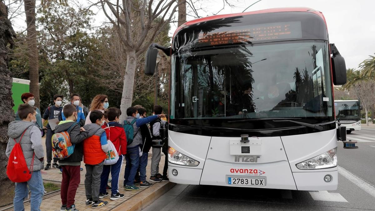Học sinh xếp hàng để đi xe buýt điện tự lái trong giai đoạn thử nghiệm ở Malaga, Tây Ban Nha. Ảnh: Reuters