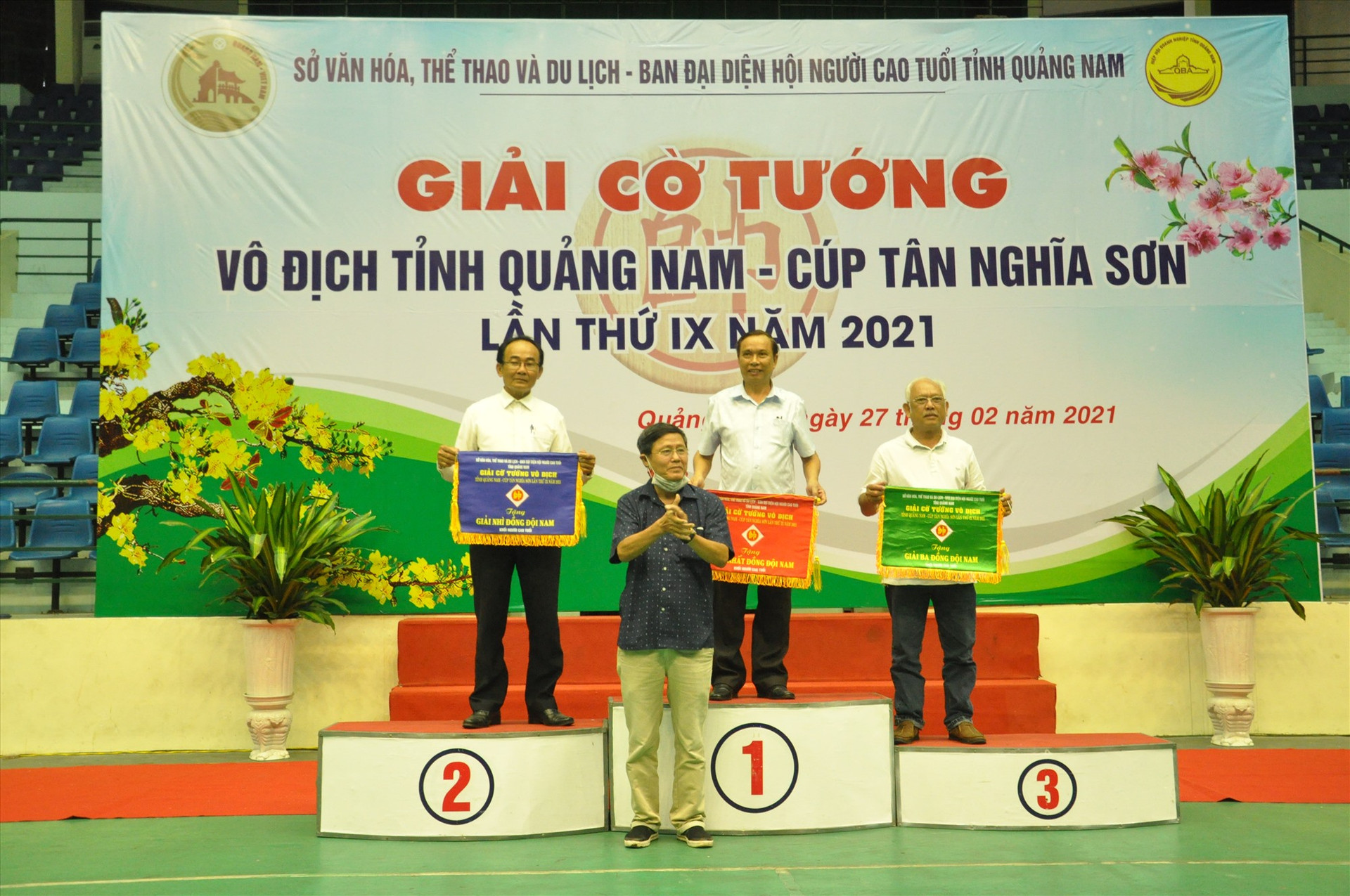 Trao giải đồng đội cho khối người cao tuổi  với Tam Kỳ nhất, Phú Ninh nhì, Duy Xuyên ba. Ảnh: T.V