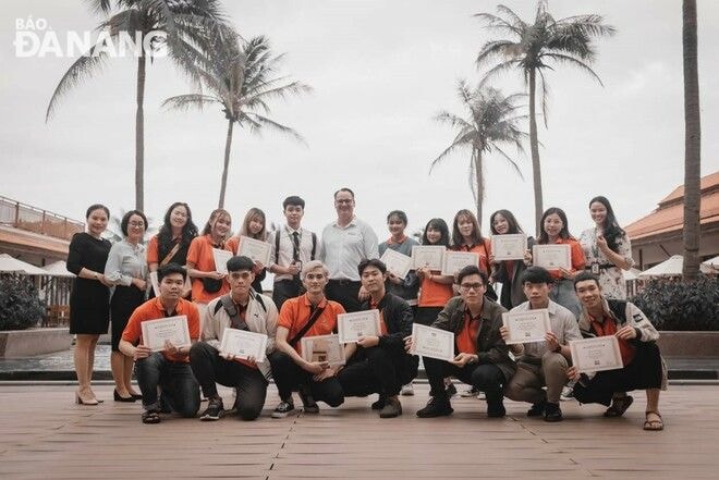 Đại diện ban đào tạo, chuyên gia Học viện IBH Academy trao bằng Kiến thức Tổng quan của Ngành dịch vụ Hiếu khách và Kỹ năng Phục vụ Rượu cho sinh viên Đại học FPT Đà Nẵng