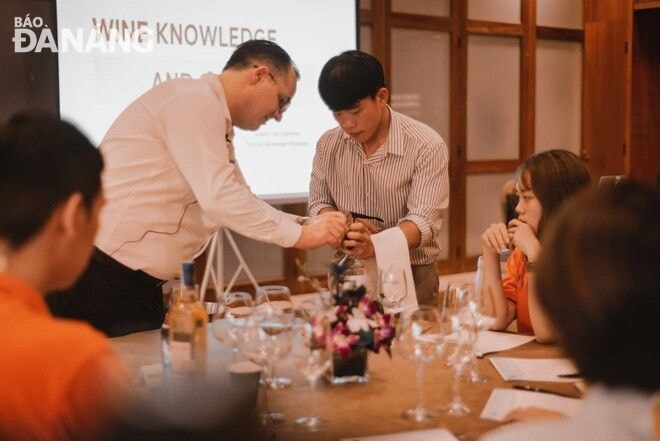 Một buổi học về kỹ năng phục vụ rượu tại Học viện Đào tạo IBH Academy cùng Chuyên gia Đào tạo Ẩm thực Edwin van Egmond