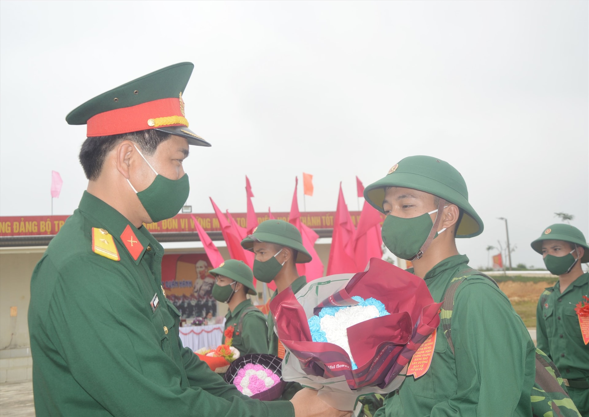 Lãnh đạo Trung đoàn 885 tặng hoa chúc mừng tân binh. Ảnh: T.A