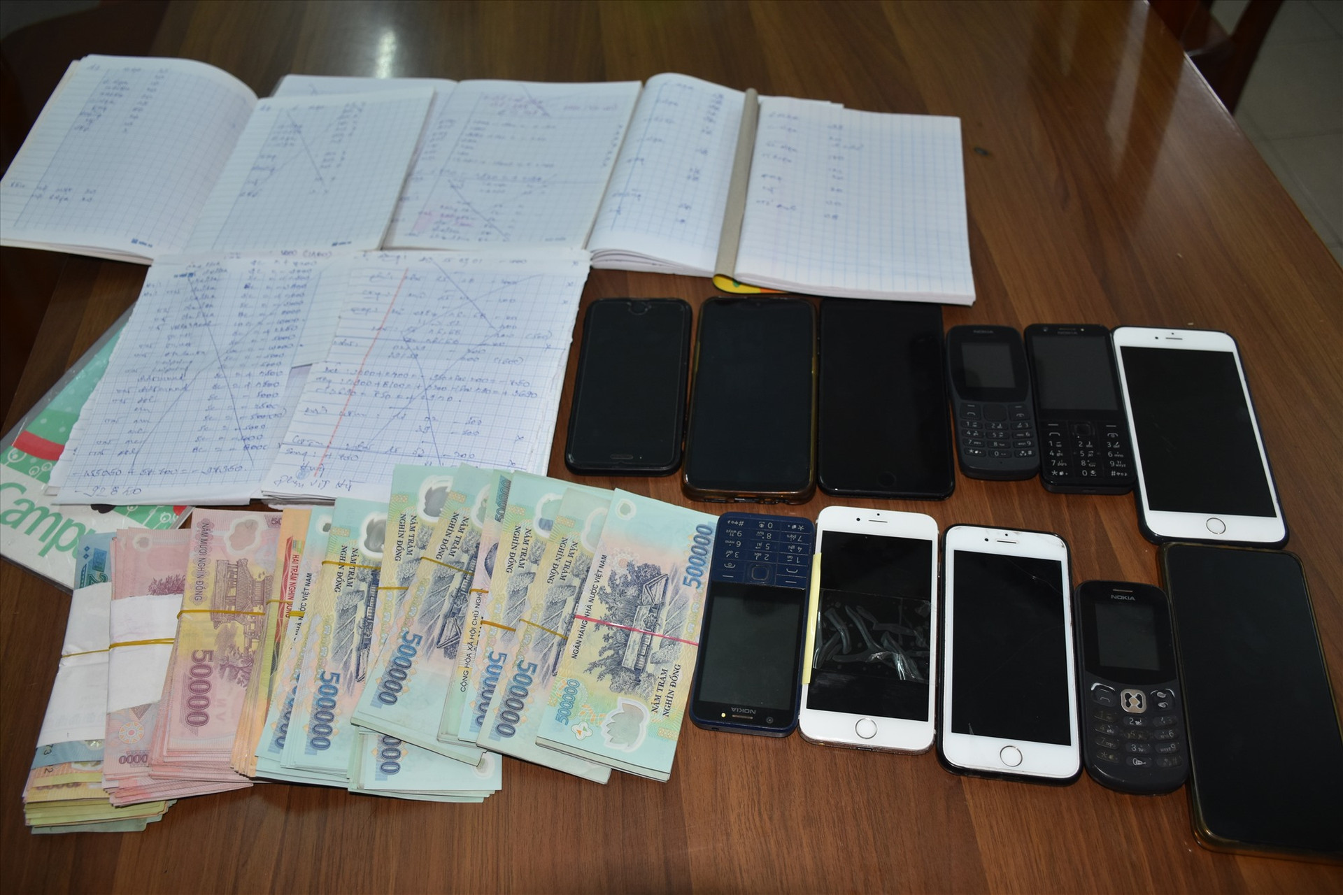 Tang vật trong vụ đánh bạc dưới hình thức số đề tại huyện Thăng Bình bị cơ quan công an thu giữ. Ảnh: P.G