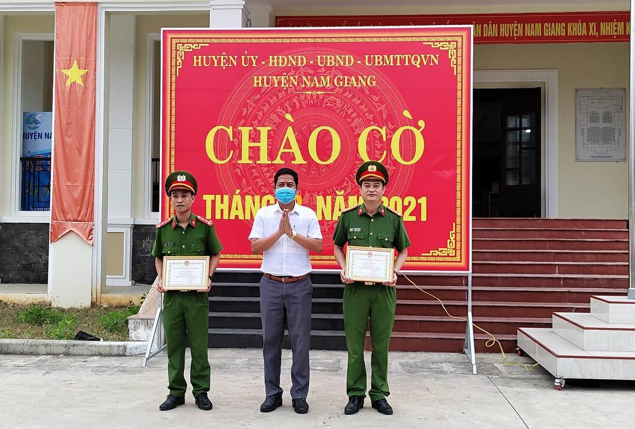 Chủ tịch UBND huyện Nam Giang - ông A Viết Sơn trao giấy khen cho đại diện Công an huyện trong buổi chào cờ sáng nay 1.3. Ảnh: A.L.T