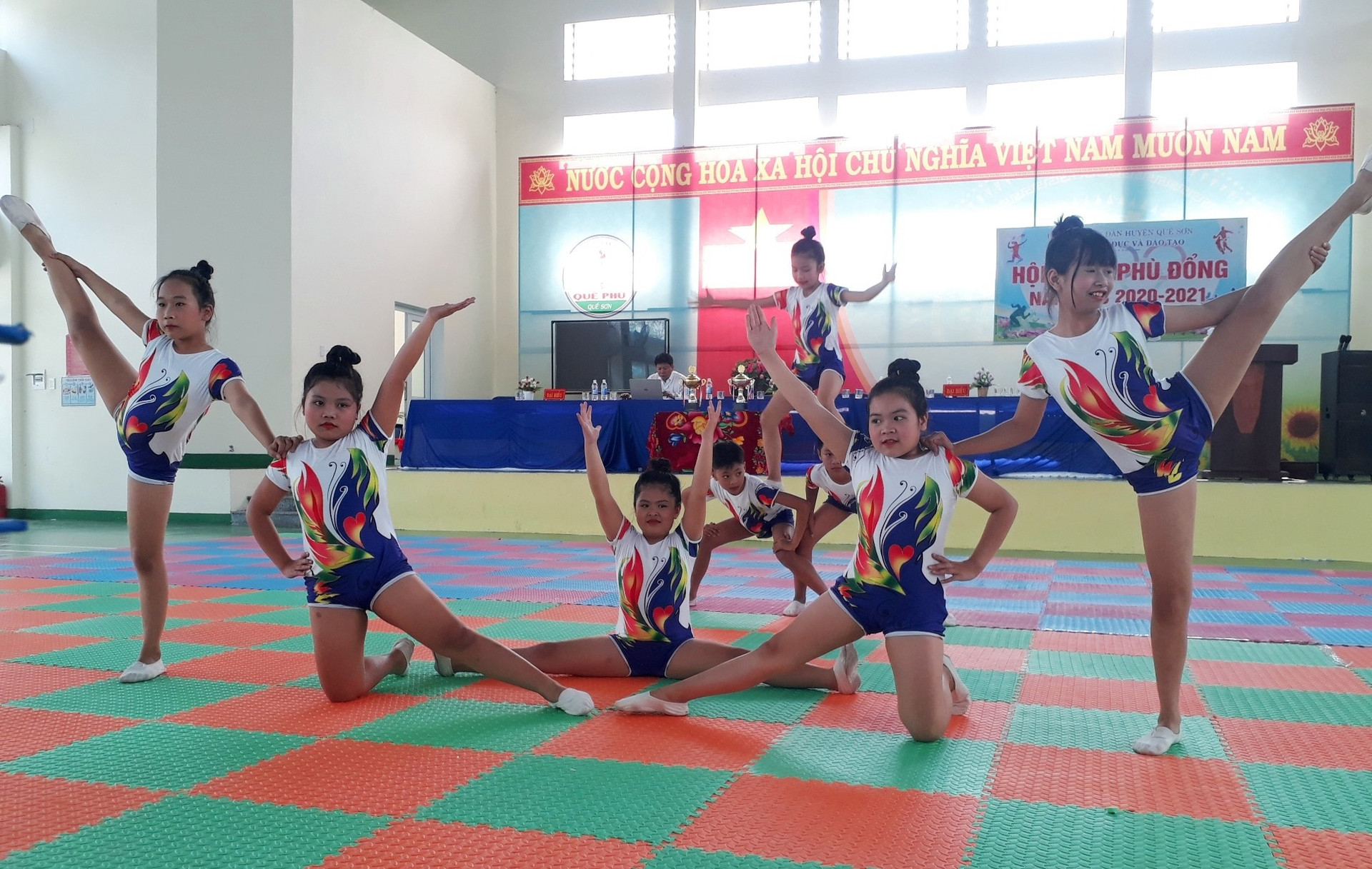 Học sinh Trường Tiểu học Đông Phú biểu diễn aerobic