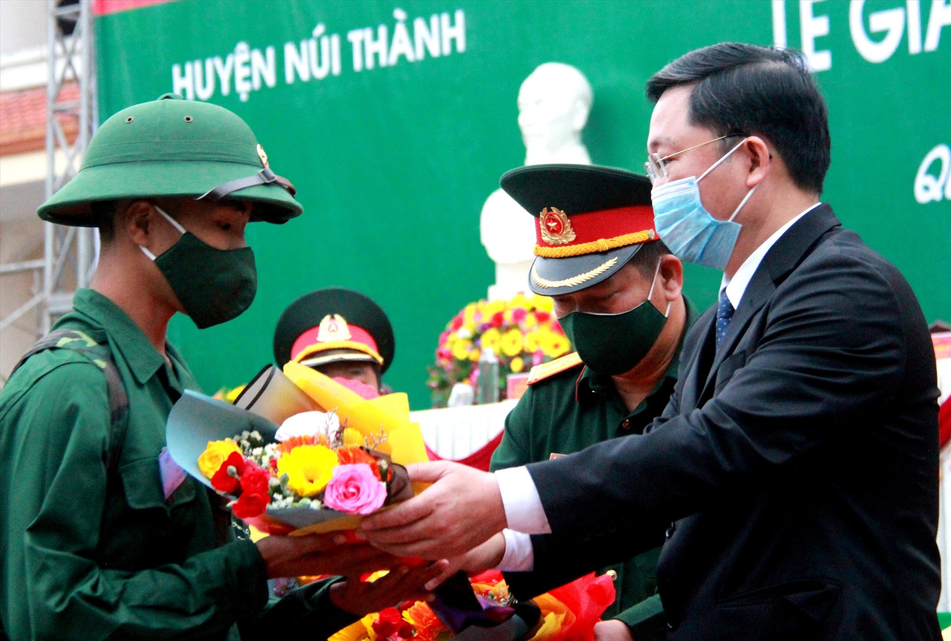 Chủ tịch UBND tỉnh Lê Trí Thanh tặng hoa động viên các chiến sĩ huuyện Núi Thành. Ảnh: ALĂNG NGƯỚC