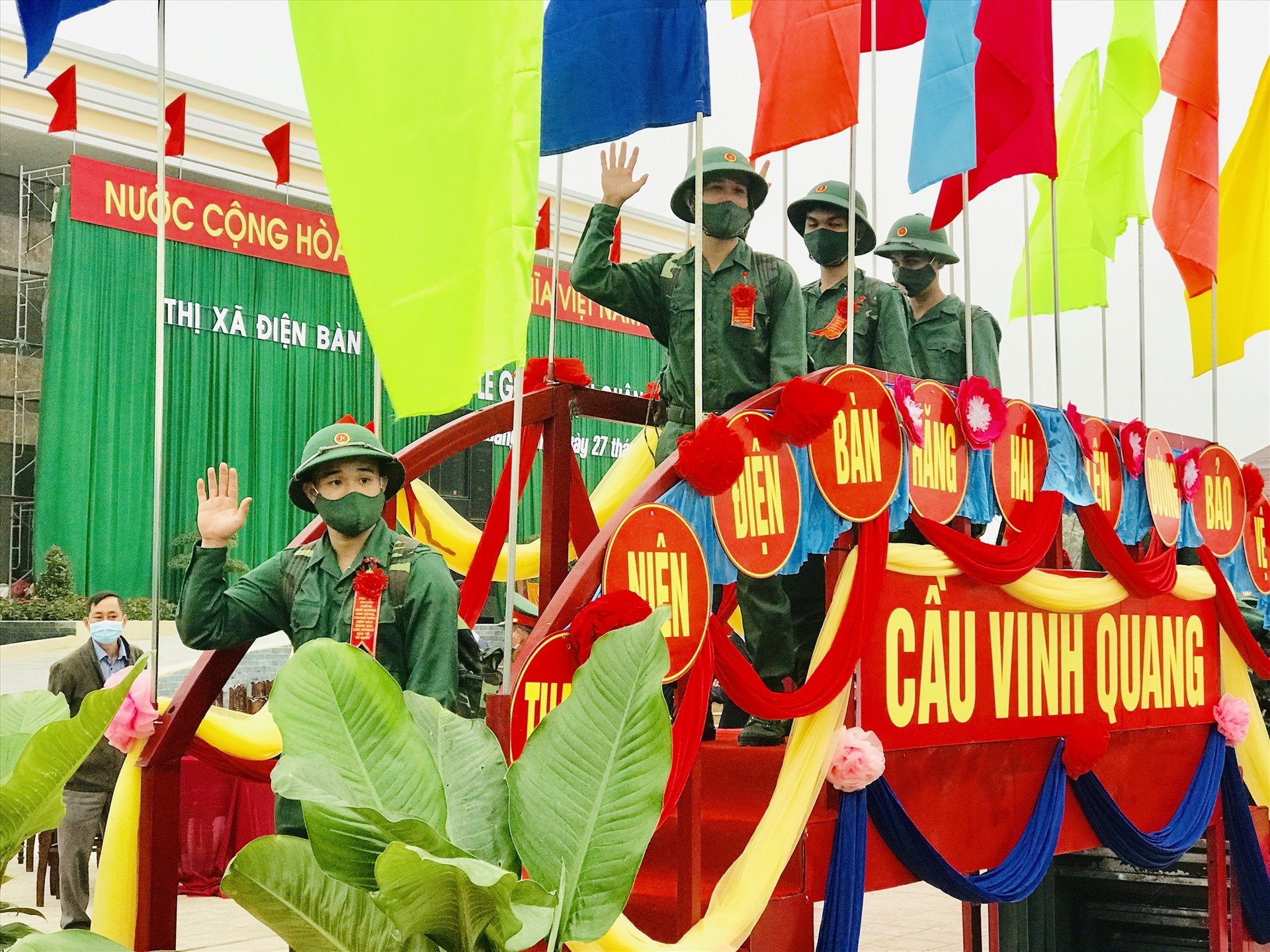 Tân binh thị xã Điện Bàn bước qua cầu vinh quang lên đường nhập ngũ. Ảnh: QUỐC TUẤN