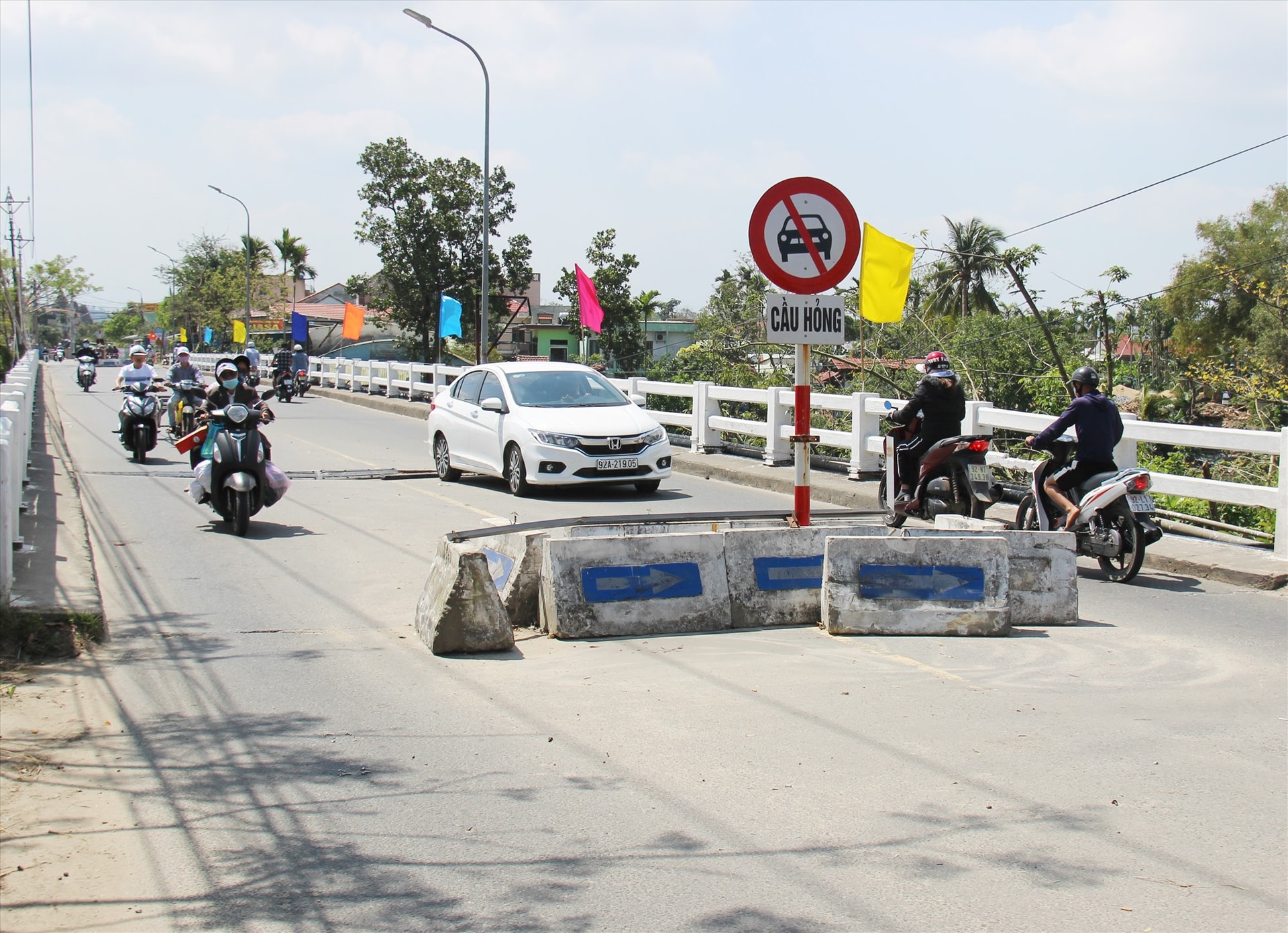 Cầu Tam Kỳ hư hỏng, chính quyền địa phương đặt biển cảnh báo cấm ô tô. Ảnh: HOÀI AN