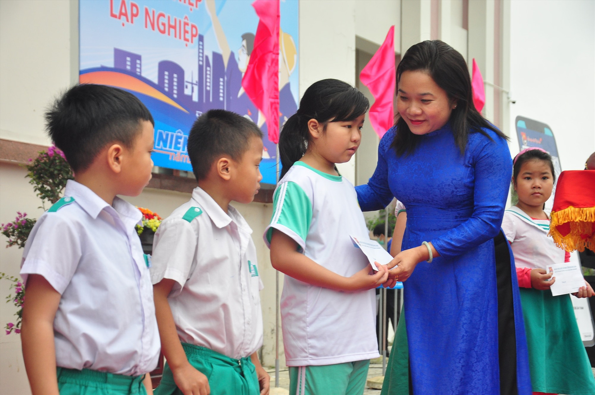 Trưởng ban Dân vận Tỉnh ủy Huỳnh Thị Thùy Dung trao học bổng cho học sinh Tam Kỳ. Ảnh: VINH ANH