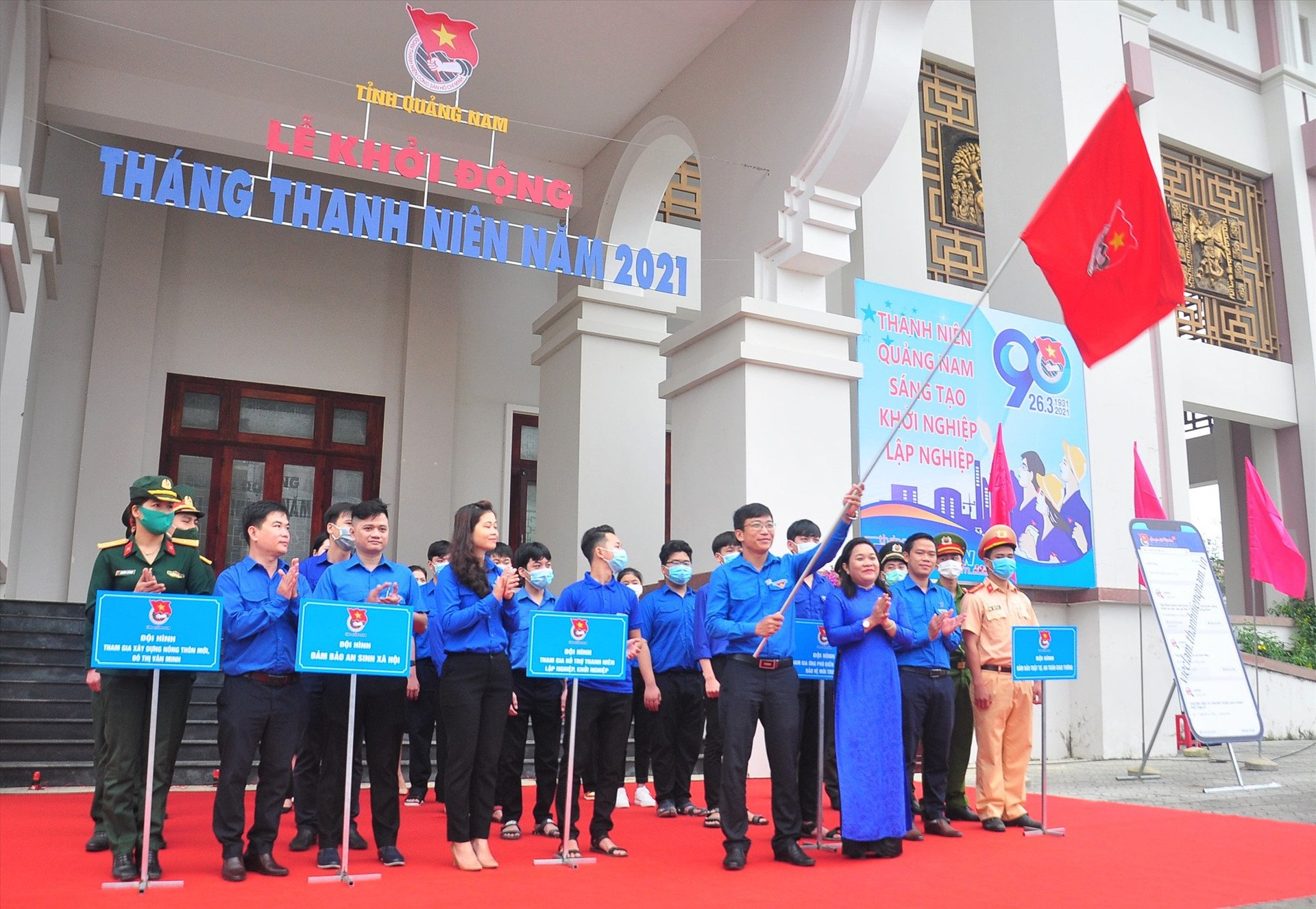 Trưởng ban Dân vận Tỉnh ủy Huỳnh Thị Thùy Dung trao cờ xuất quân Tháng thanh niên năm 2021. Ảnh: VINH ANH