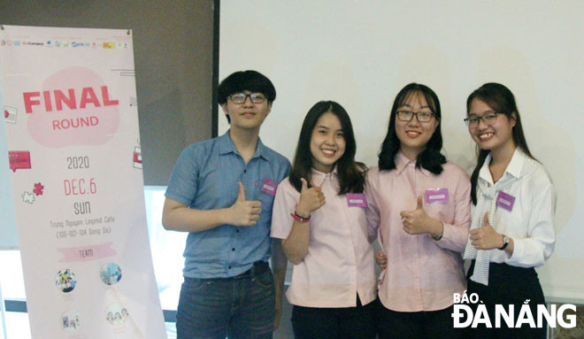 Nhóm thực hiện dự án sản xuất thực phẩm từ bột dế. (Ảnh chụp tháng 12-2020)Ảnh: PHONG LAN
