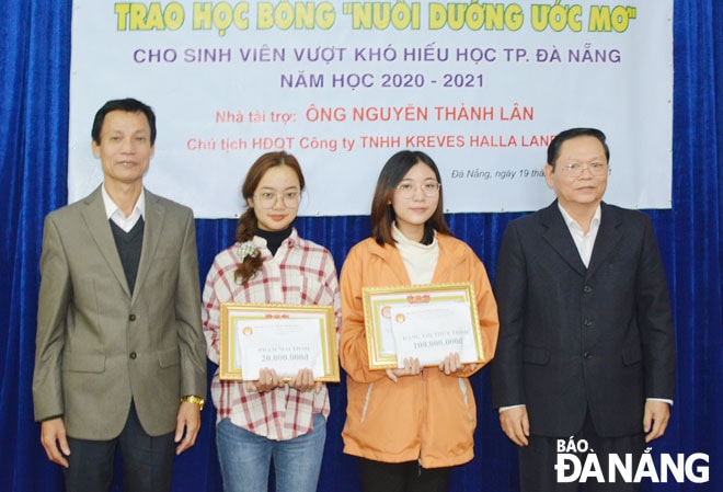 Sinh viên Đặng Thị Thùy Trinh (thứ hai, phải sang) nhận giấy khen và 100 triệu đồng tiền thưởng tại buổi lễ trao học bổng “Nuôi dưỡng ước mơ”. (Ảnh chụp tháng 1-2021)Ảnh: LÊ VĂN THƠM