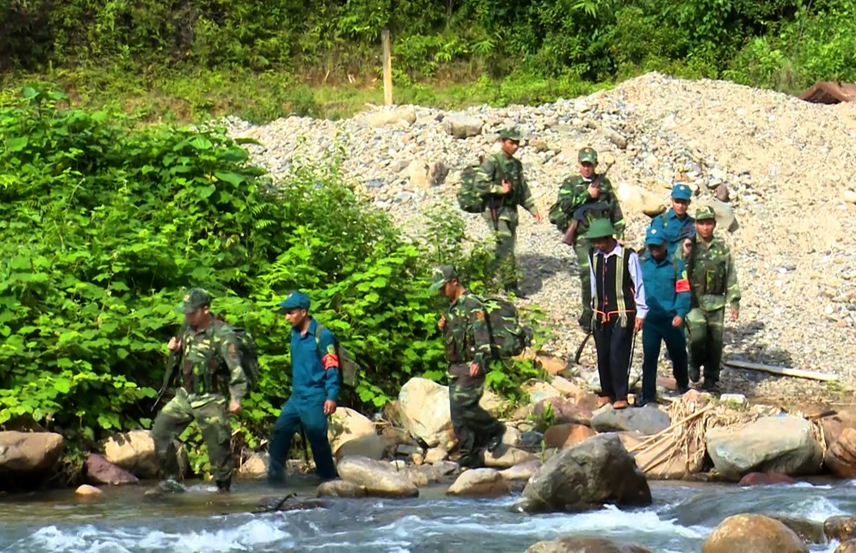 Cán bộ chiến sĩ ĐBPCK Nam Giang cùng lực lượng dân quân và người dân địa phương thường xuyên thực hiện công tác tuần tra biên giới, đảm bảo chủ quyền lãnh thổ quốc gia. Ảnh: Q.Đ