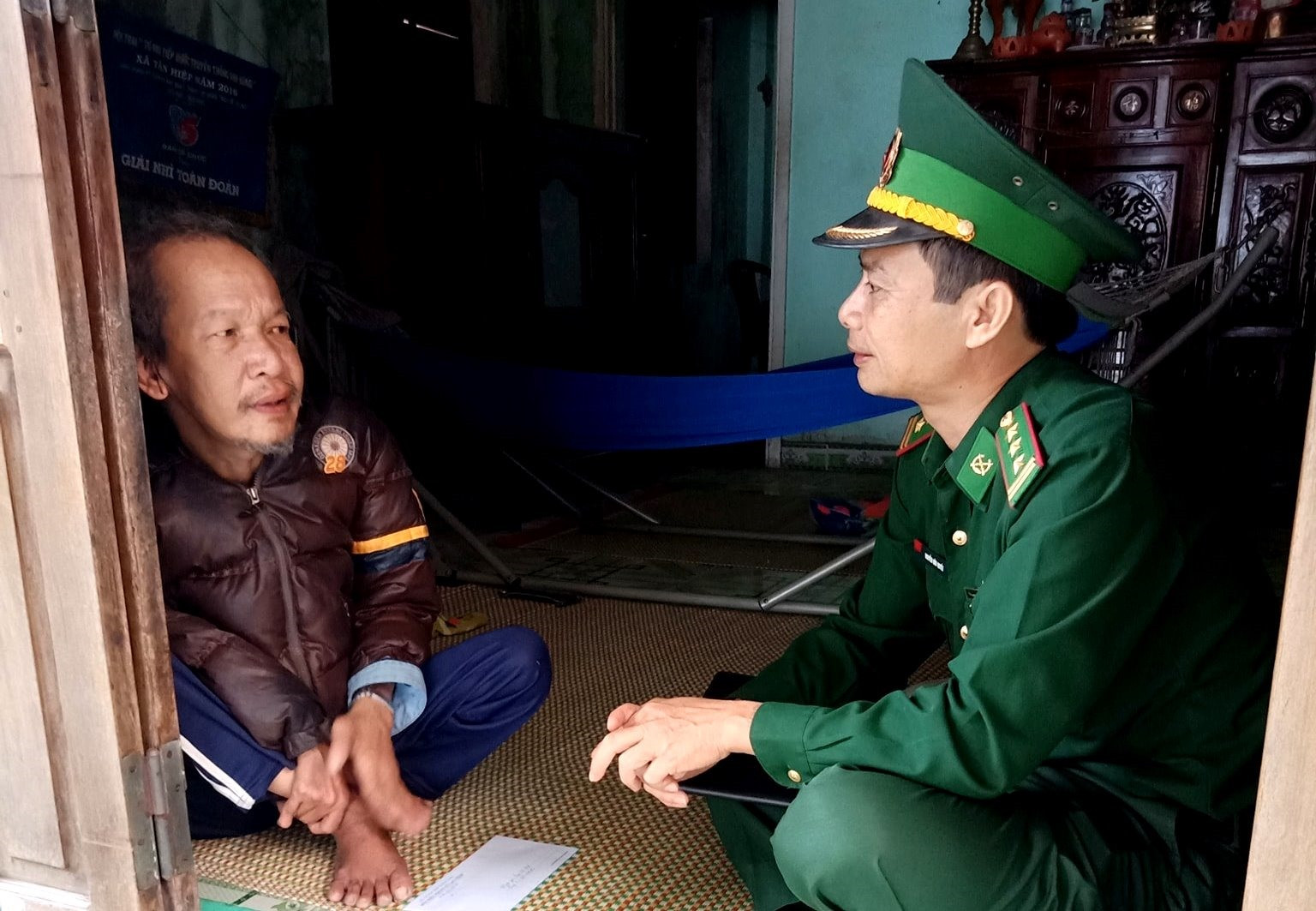 Đại diện Đảng ủy Đồn Biên phòng Cù Lao Chàm thăm hỏi, động viên người dân địa phương có hoàn cảnh khó khăn nhân dịp Tết Nguyên đán. Ảnh: Đ.N