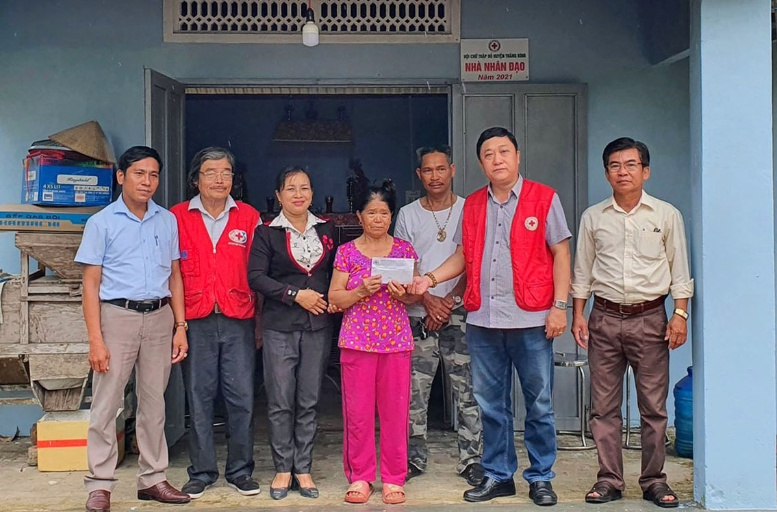 Hội CTĐ huyện bàn giao nhà nhân đạo cho bà Lê Thị Tâm.