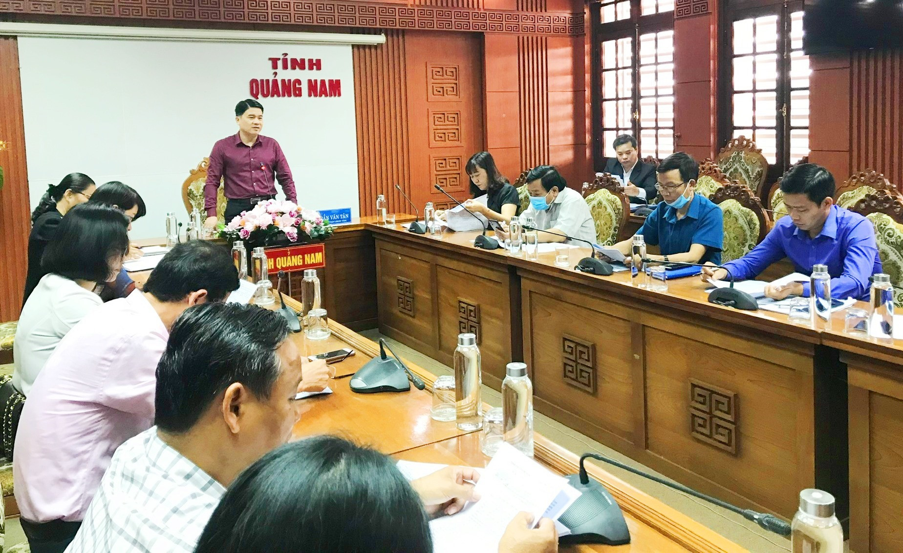 Phó Chủ tịch Thường trực UBND tỉnh Trần Văn Tân chủ trì cuộc họp về tình hình thực hiện Nghị quyết 02 của Tỉnh ủy. Ảnh: D.L