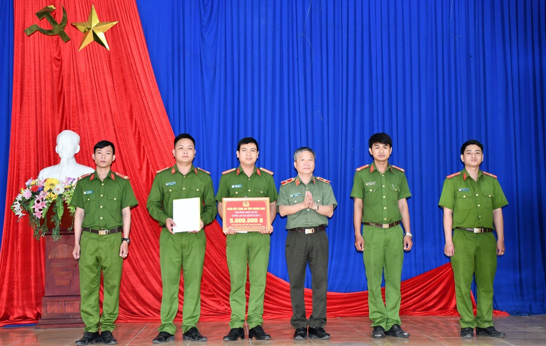 Thiếu tướng Nguyễn Đức Dũng - Giám đốc Công an tỉnh tặng thưởng đột xuất 5 triệu đồng cho Công an xã Quế Xuân 1. Ảnh: M.T