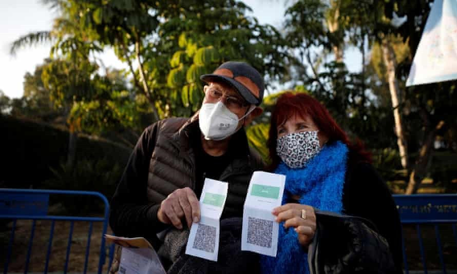 Những người cao niên được tiêm chủng tạo dáng với chiếc thẻ xanh của họ tại một buổi hòa nhạc ở công viên Yarkon, ở Tel Aviv. Ảnh: Amir Cohen / Reuters
