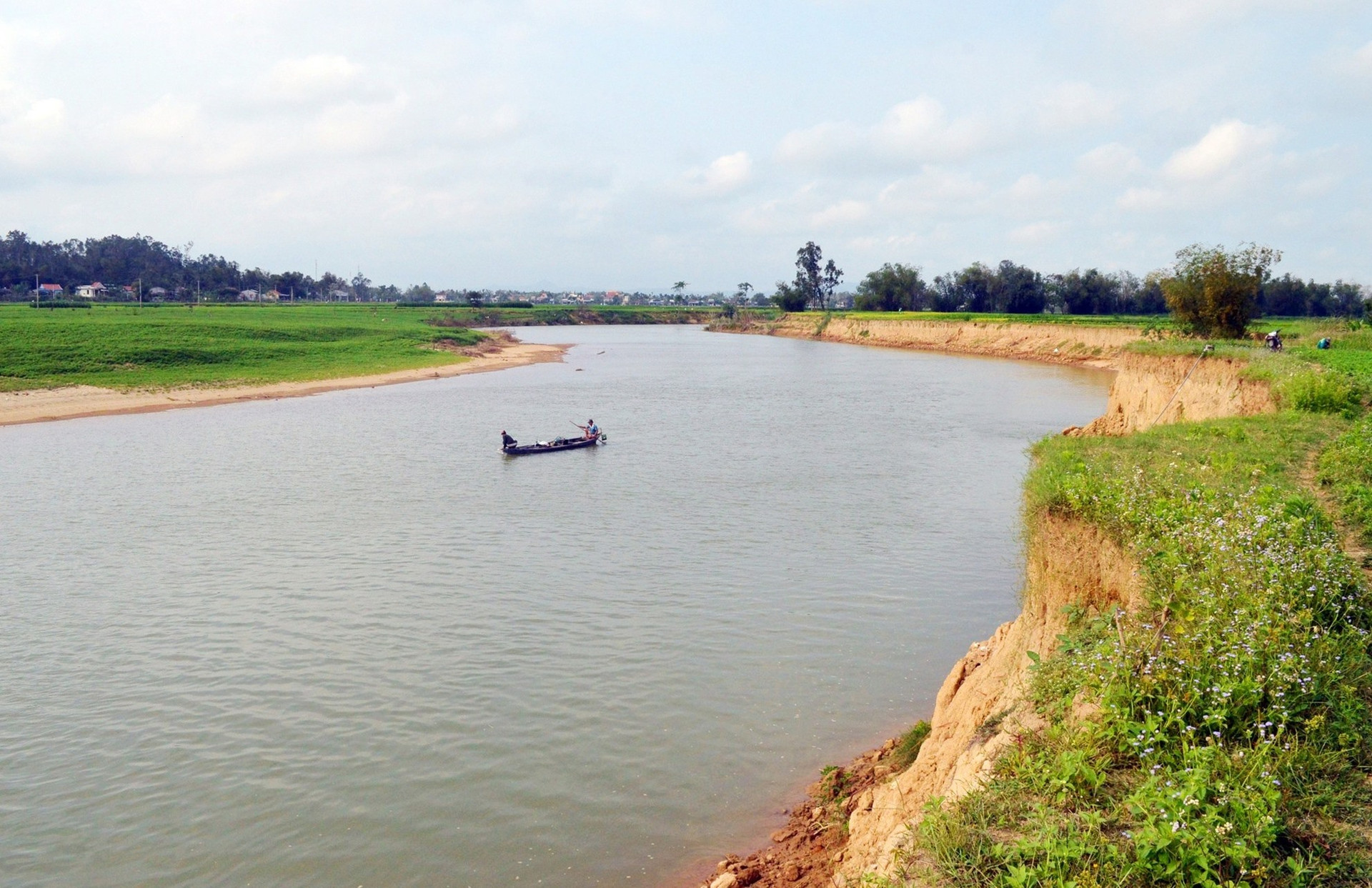 Hàng trăm mét bờ sông Bình Phước đoạn chảy qua xã Điện Hồng bị sạt lở nhiều năm nay nhưng vẫn chưa được kè chống do thiếu kinh phí
