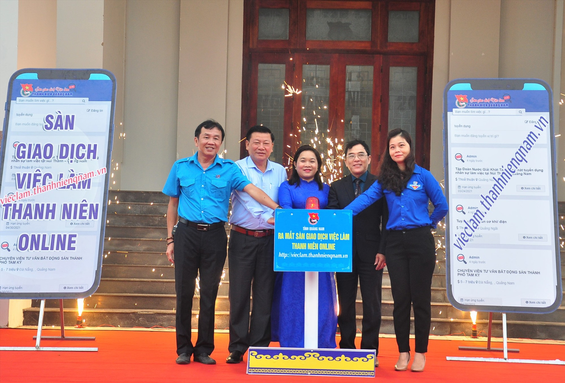 Các đại biểu thực hiện nghi thức khai trang Sàn giao dịch việc làm thanh niên Quảng Nam online. Ảnh: V.A