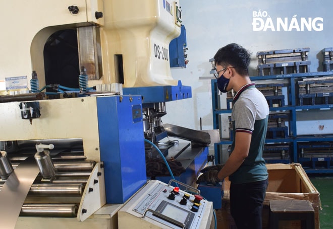 Với quyết định của Thủ tướng Chính phủ, thành phố Đà Nẵng đã chính thức có khu công nghiệp hỗ trợ, tạo tiền đề quan trọng để phát triển lĩnh vực này. TRONG ẢNH: Công nhân làm việc tại Công ty CP Hifil, một doanh nghiệp hoạt động trong ngành công nghiệp phụ trợ.  Ảnh: KHÁNH HÒA
