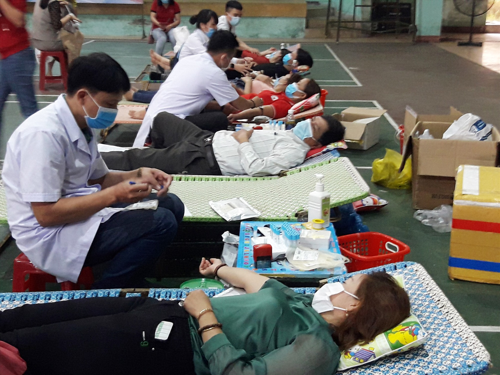 Gần 400 tình nguyện viên tham gia hiến máu tình nguyện.