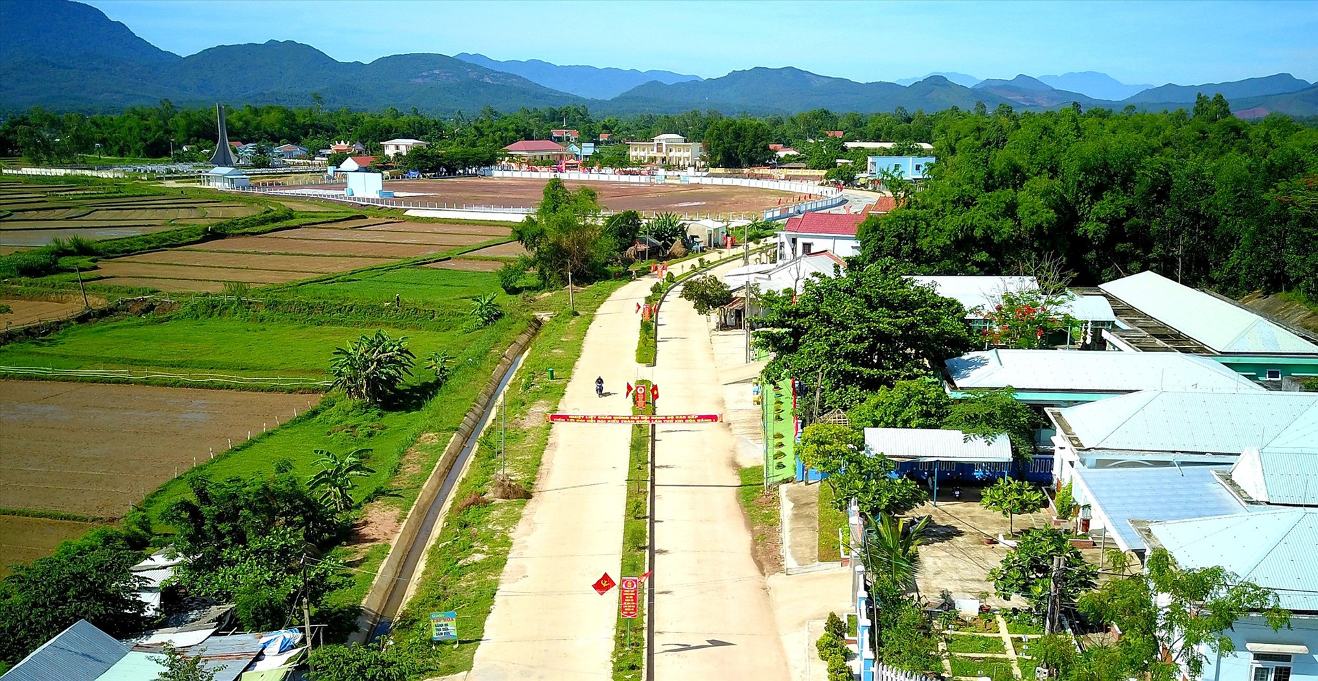 Hạ tầng giao thông nông thôn của xã Duy Tân (Duy Xuyên) được quy hoạch xây dựng khá bài bản. Ảnh: N.P