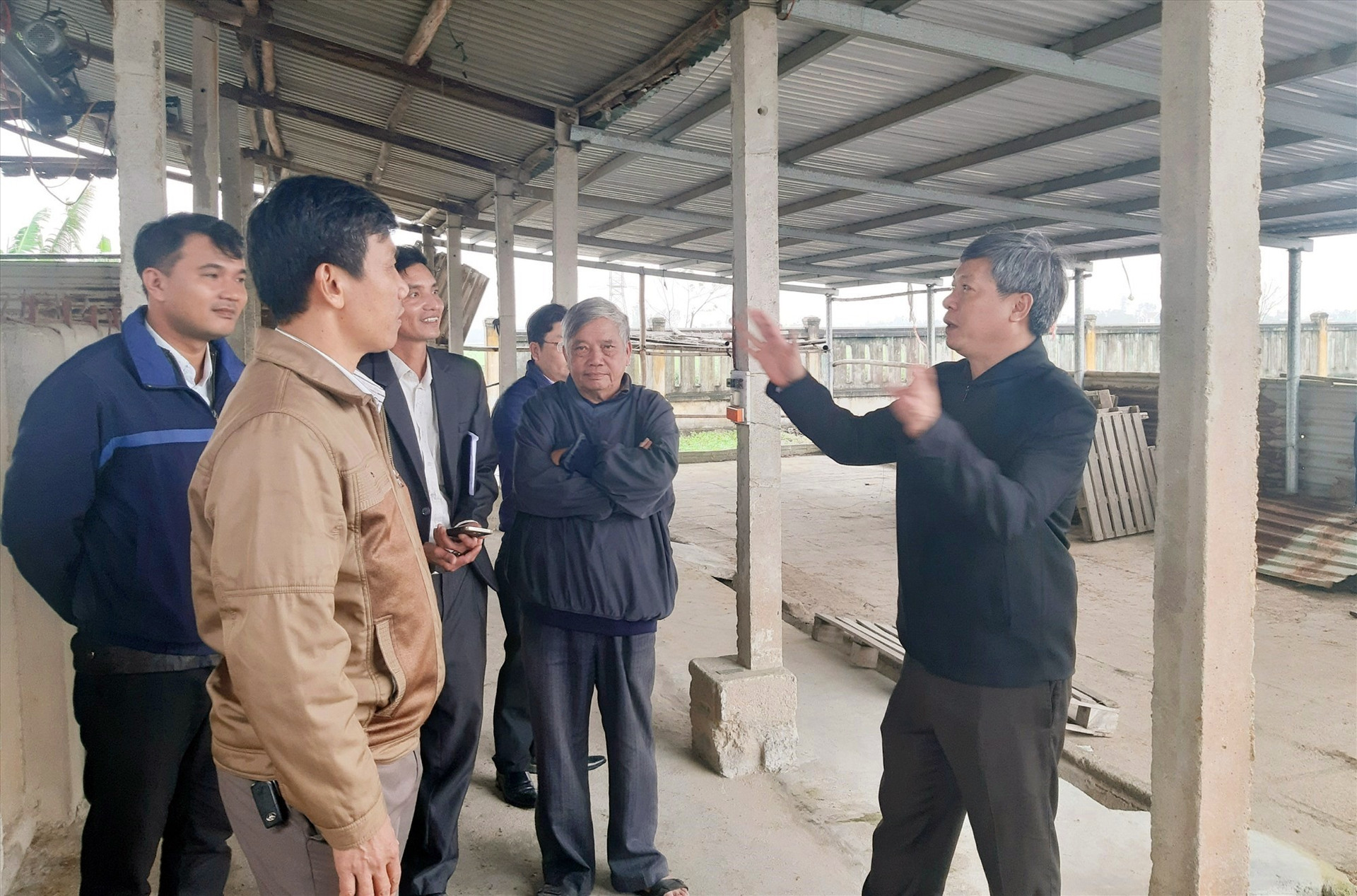 Phó Chủ tịch UBND tỉnh Hồ Quang Bửu và lãnh đạo các ngành liên quan kiểm tra cơ sở hạ tầng của HTX Nông nghiệp 1 Điện Phước (Điện Bàn). Ảnh: Đ.P